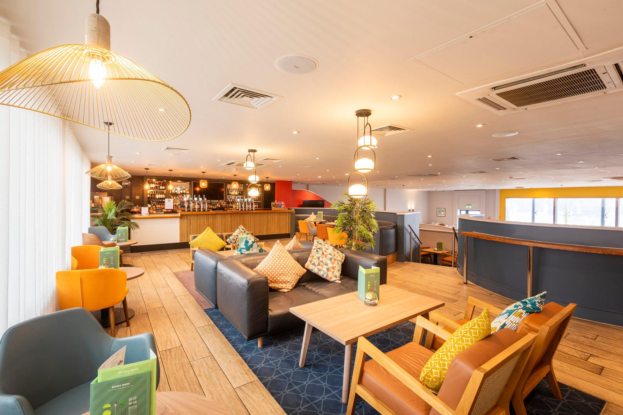 Фото Holiday Inn Cardiff City Centre