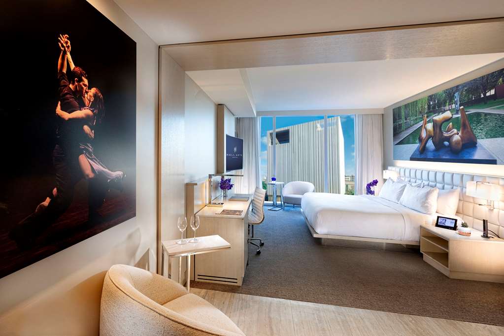 Фото Hall Arts Hotel Dallas, Curio Collection by Hilton