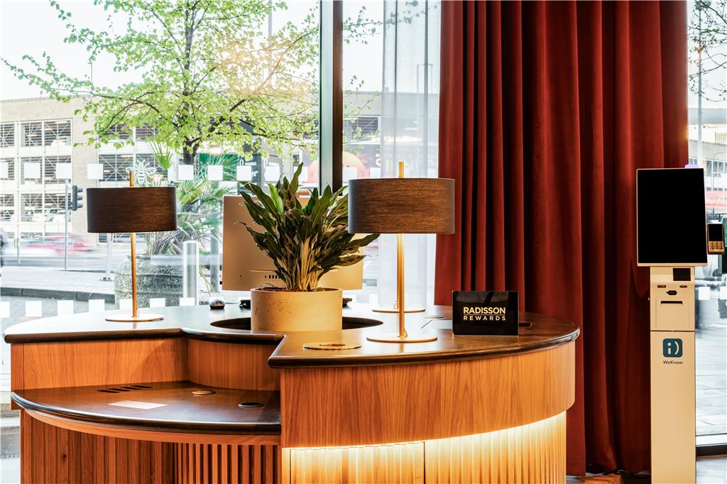 Фото Radisson Hotel Manchester City Centre, A Verified Net Zero Hotel