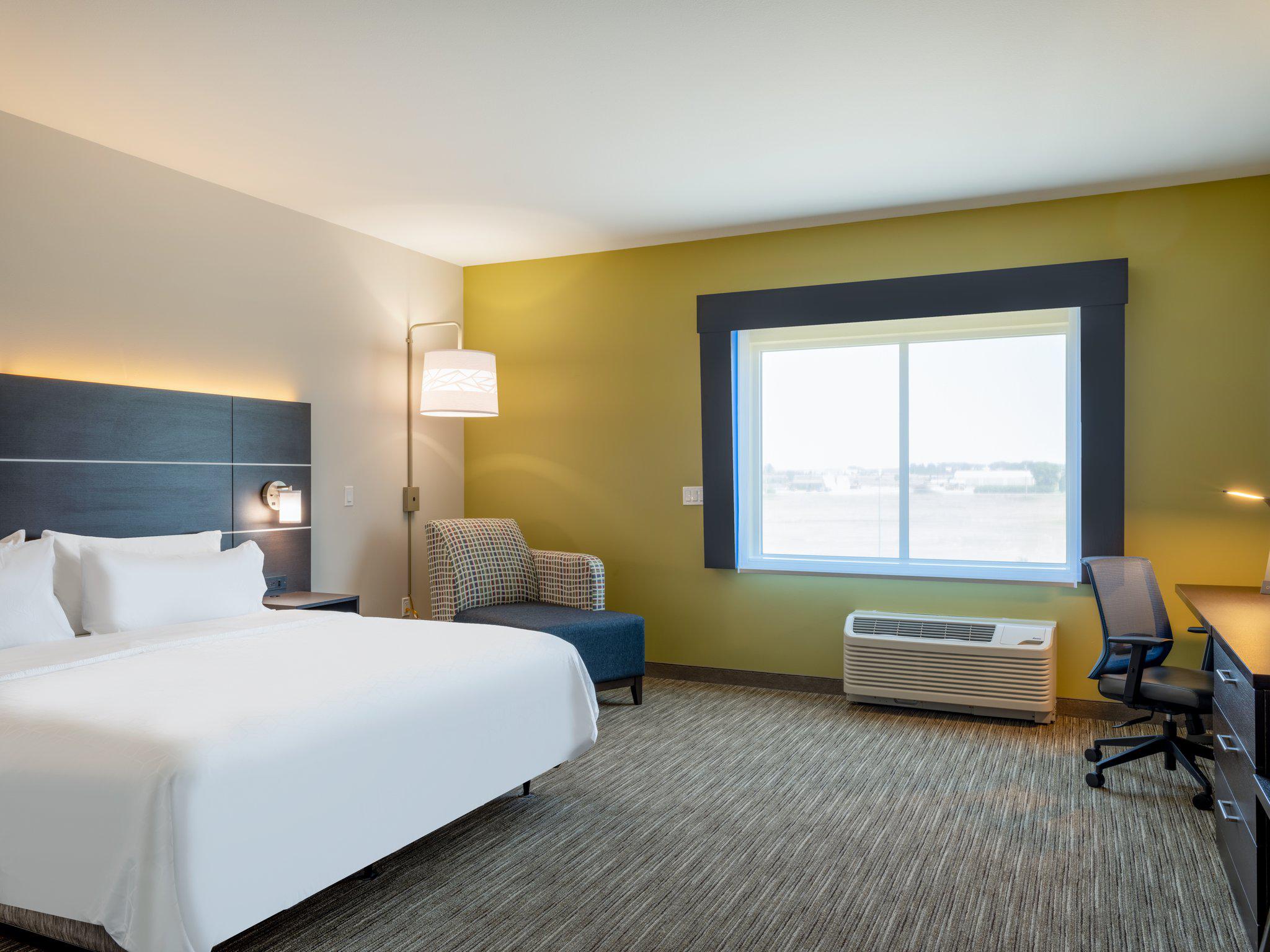 Фото Holiday Inn Express And Suites Watertown, an Ihg Hotel