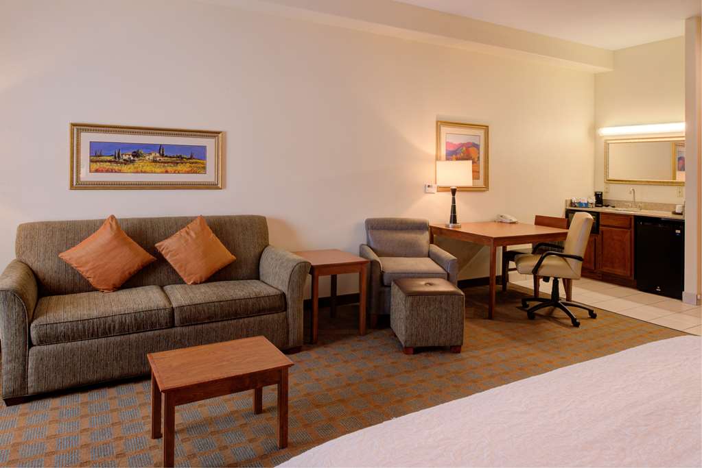 Фото Hampton Inn & Suites Ontario