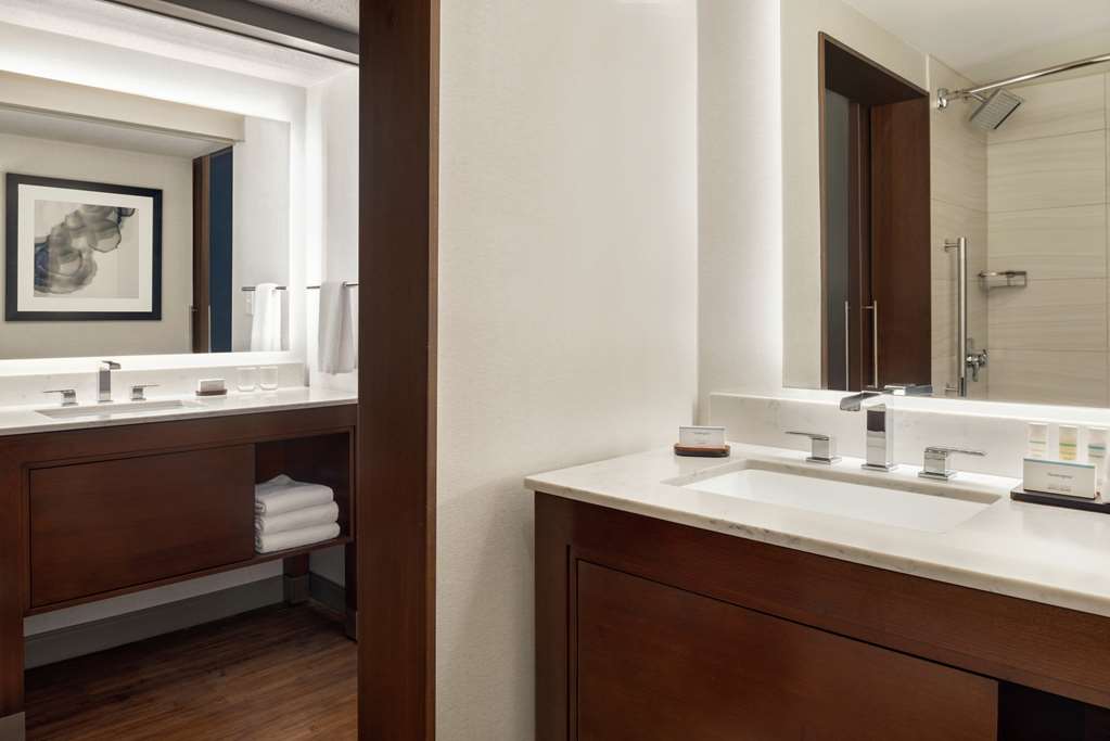 Фото Embassy Suites Indianapolis Downtown