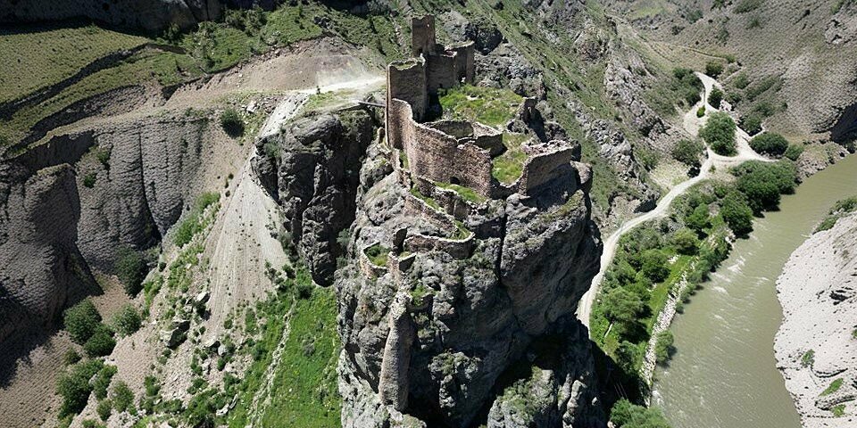 Landmark, attraction Enguzekkapi Castle, Uzundere, photo
