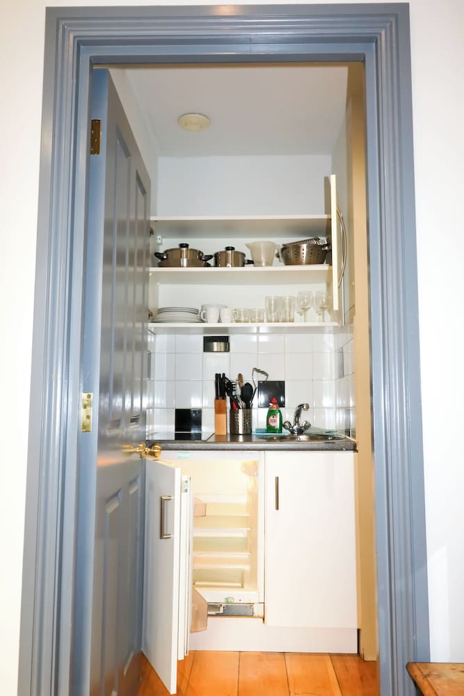 Фото Earl's Court - Longridge Road