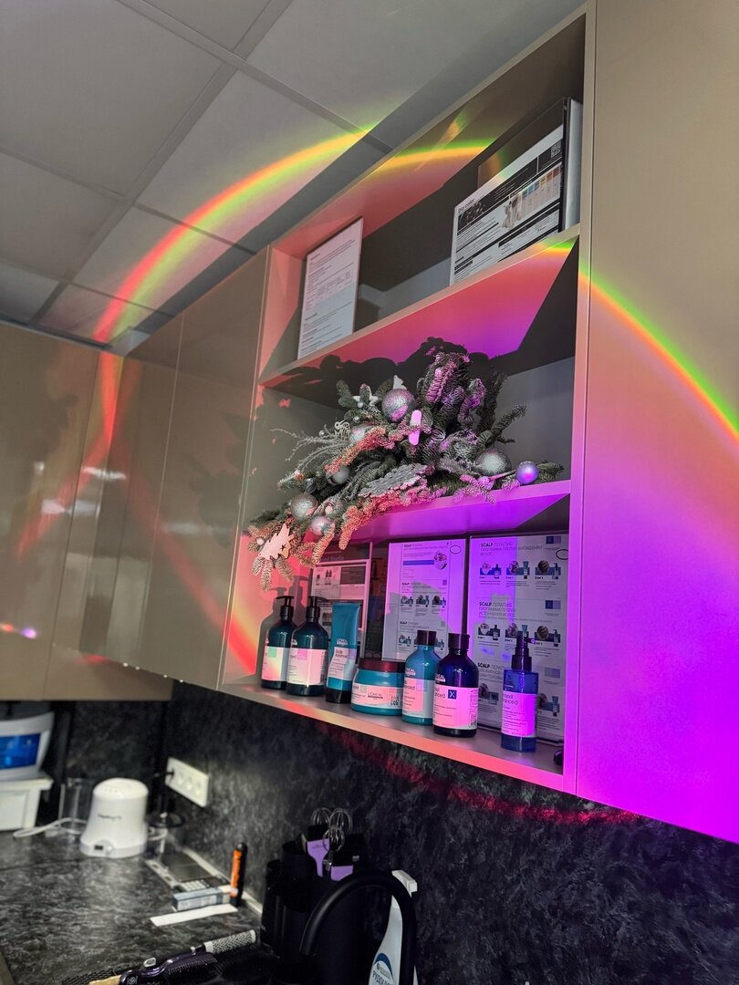 Мен оның барлық тесіктеріне арық порно модельді шешіндіріп, трахает еттім.