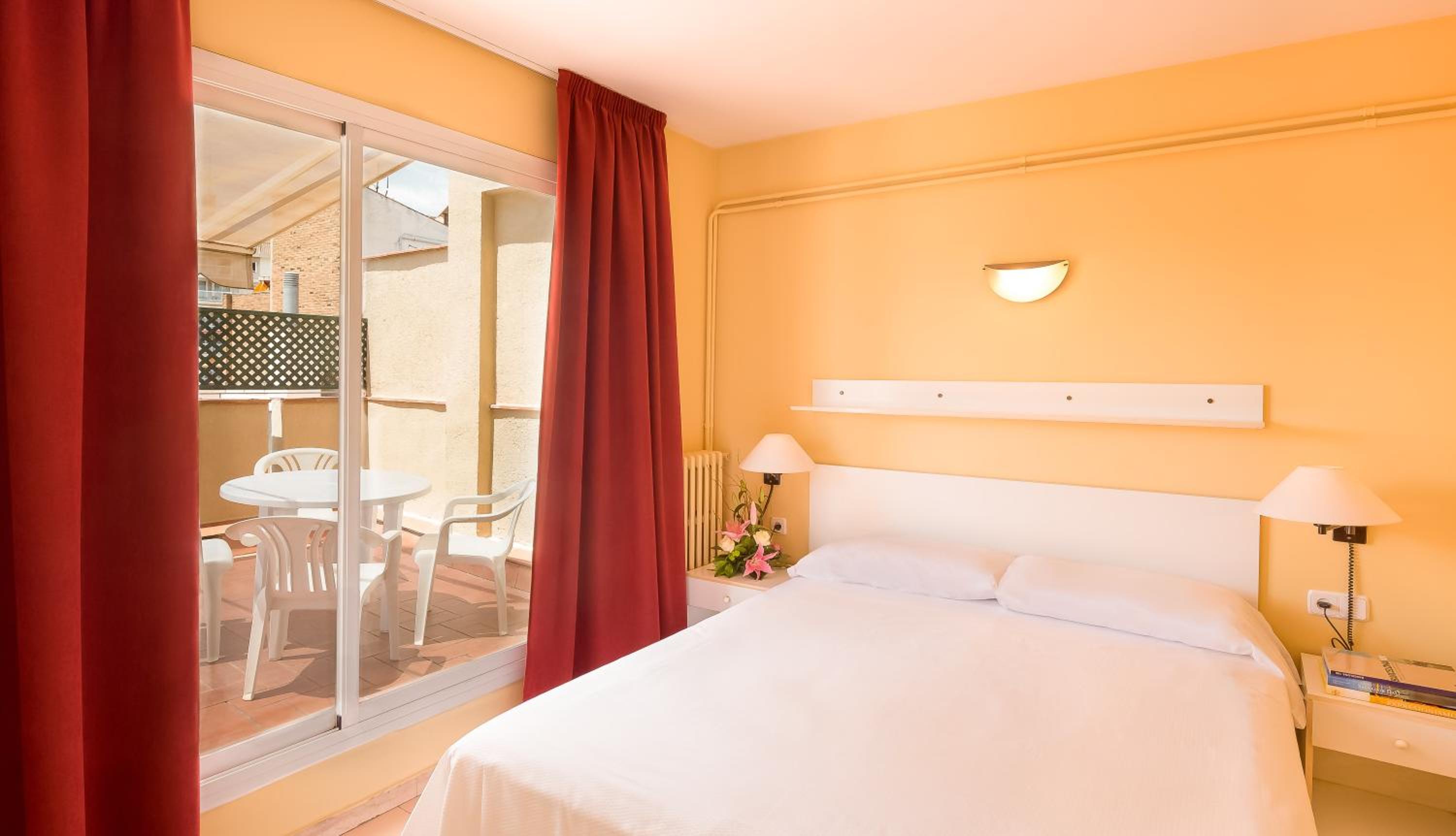 Фото Aparthotel Bertran