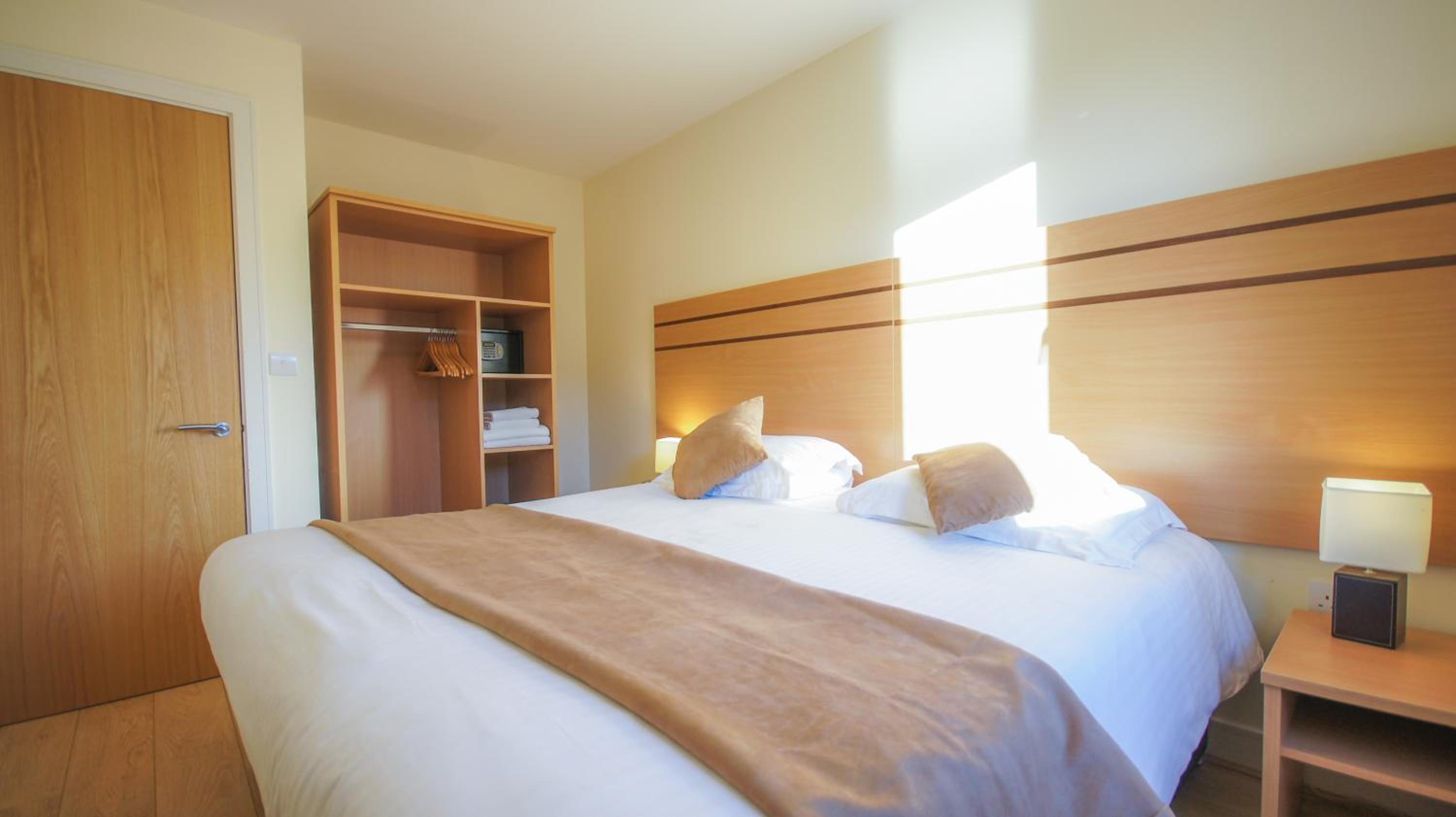 Фото Crompton Court