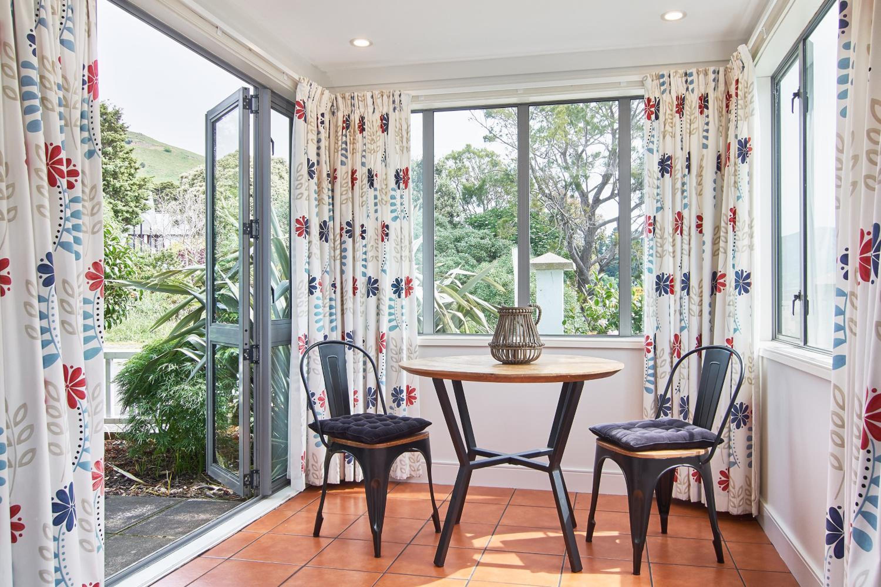 Фото Akaroa Village Inn