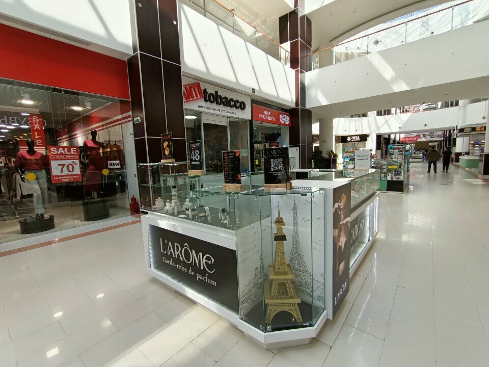 Perfume and cosmetics shop L'arome, Astrahan, photo