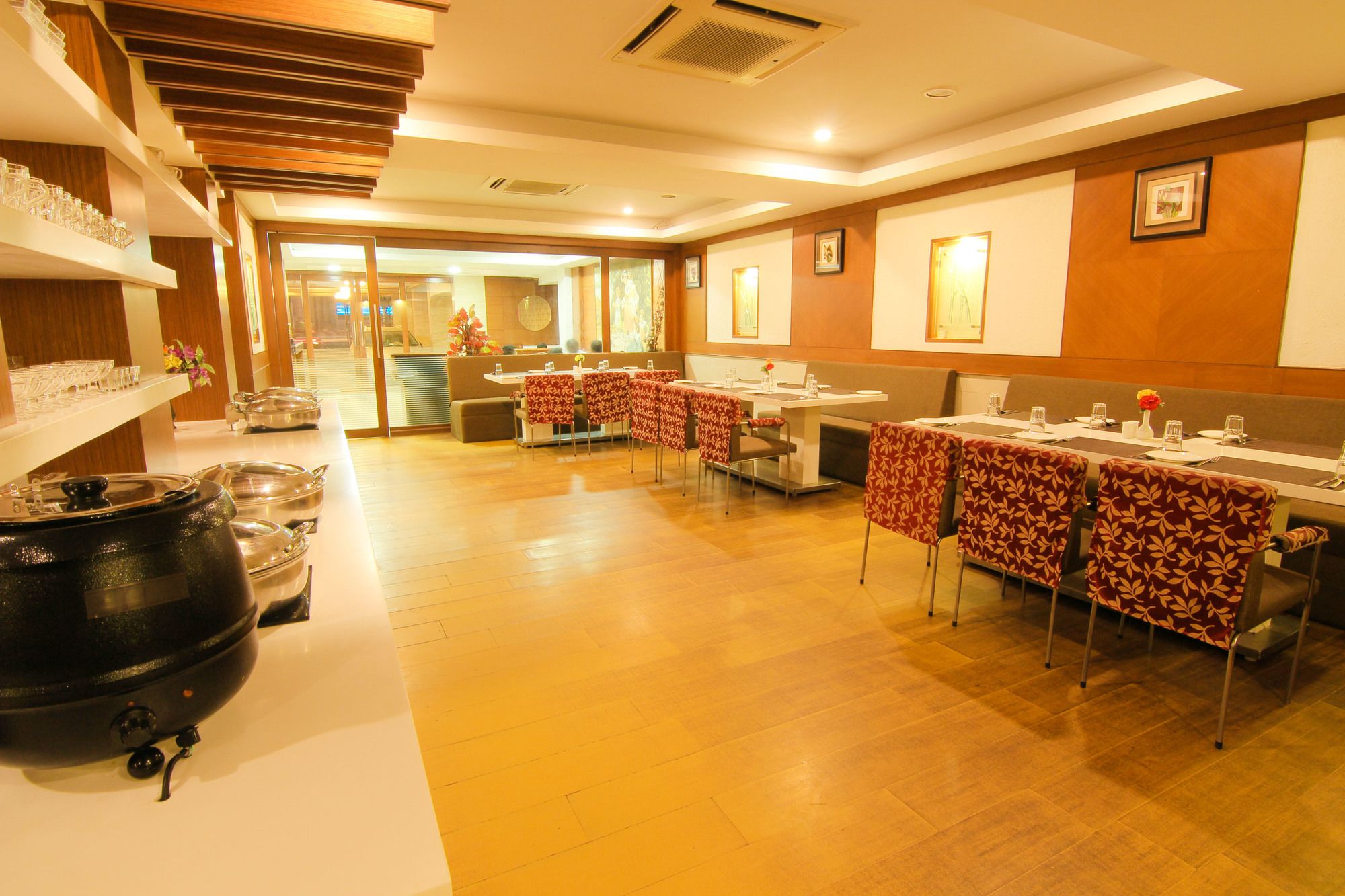 Фото Maple Tree Hotels