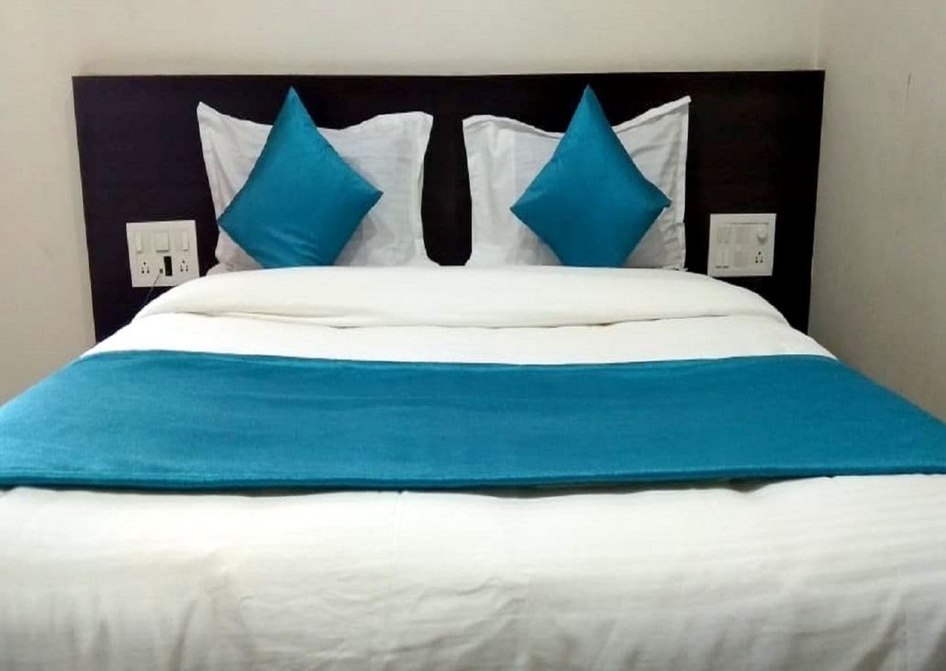 Фото Hotel Gayatri by Sky Stays