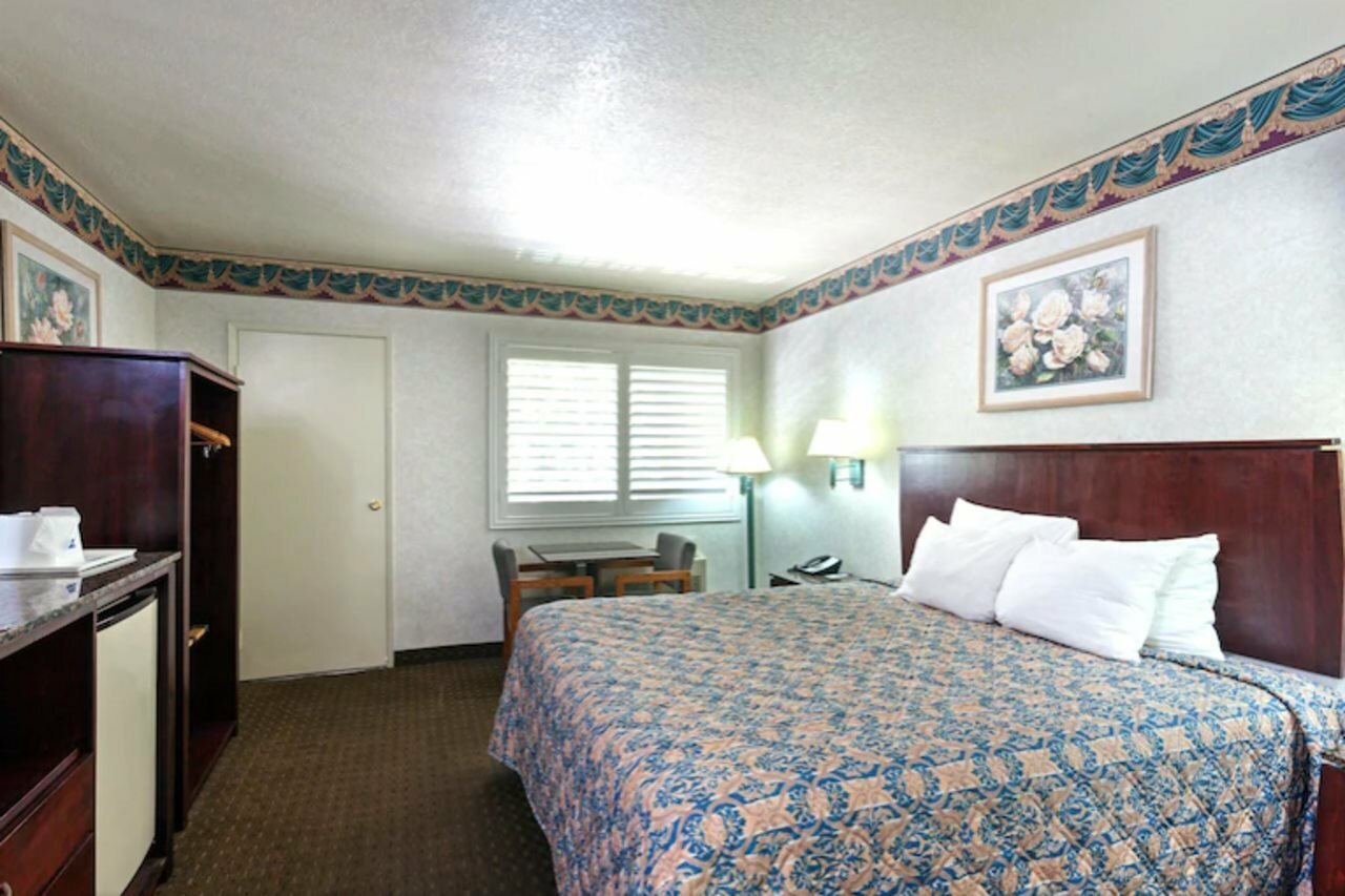 Фото Travelodge by Wyndham Long Beach Convention Center