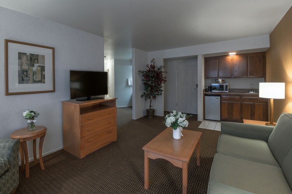 Фото Ramada by Wyndham Costa Mesa/Newport Beach