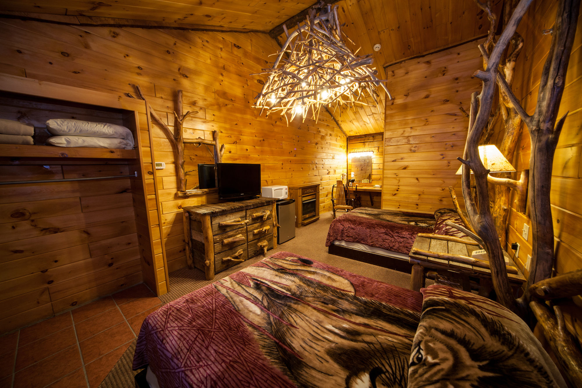 Фото Log Cabin Lodge & Suites