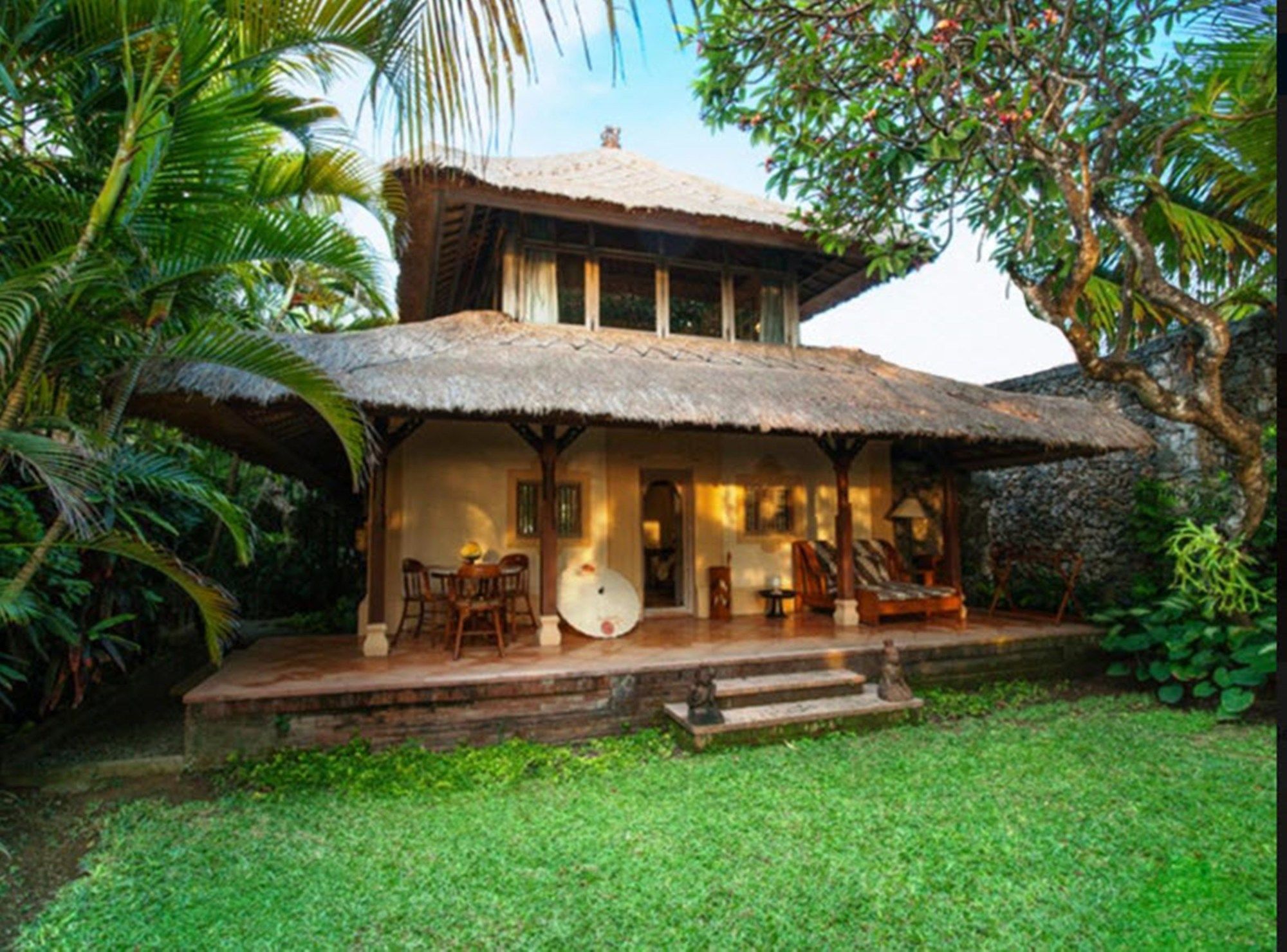 Фото Tandjung Sari Hotel