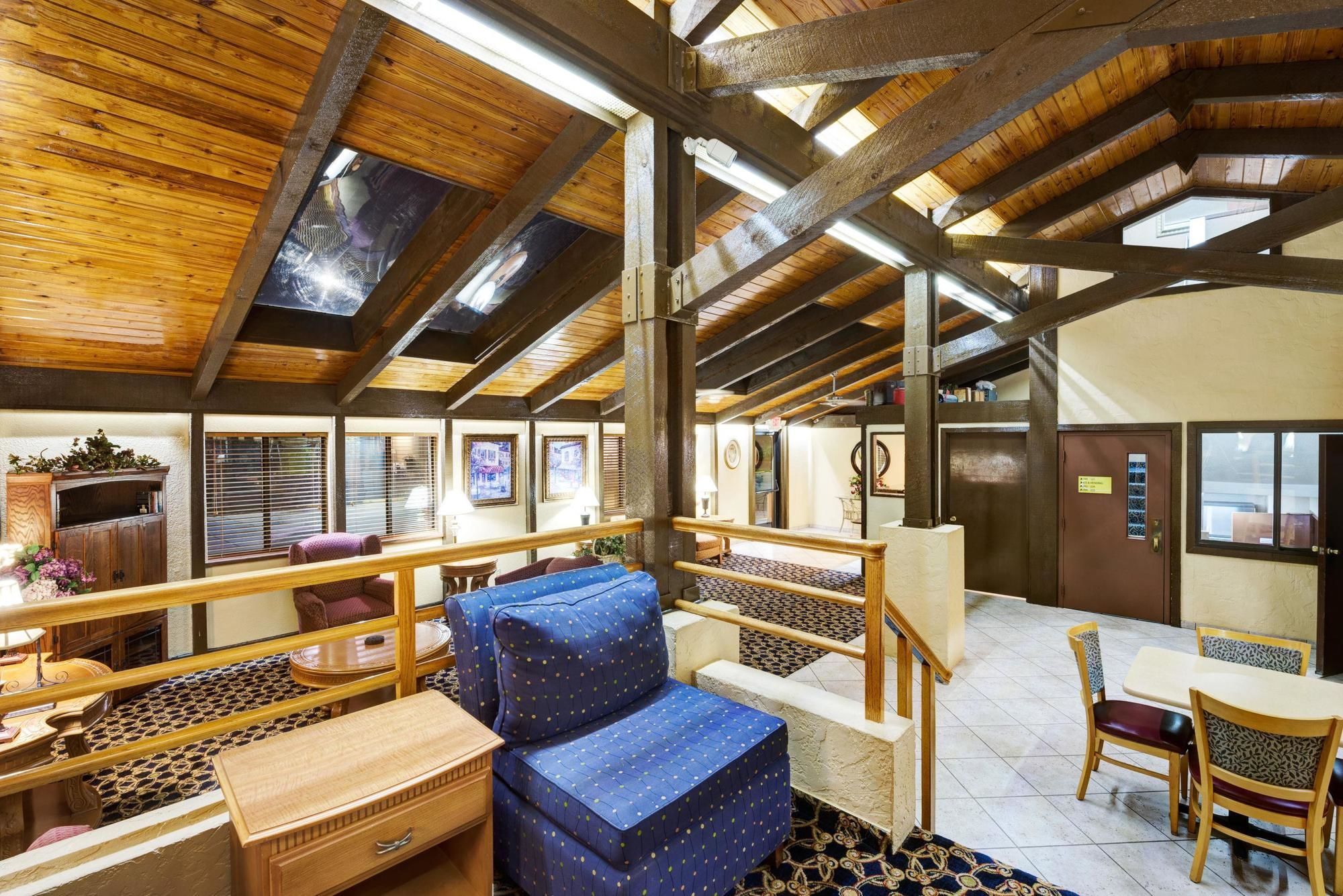 Фото Super 8 by Wyndham Hutchinson