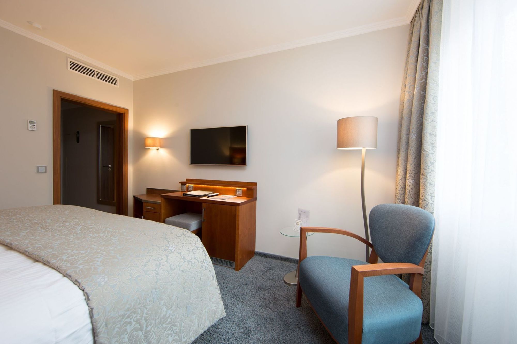 Фото Hotel Oranien Wiesbaden