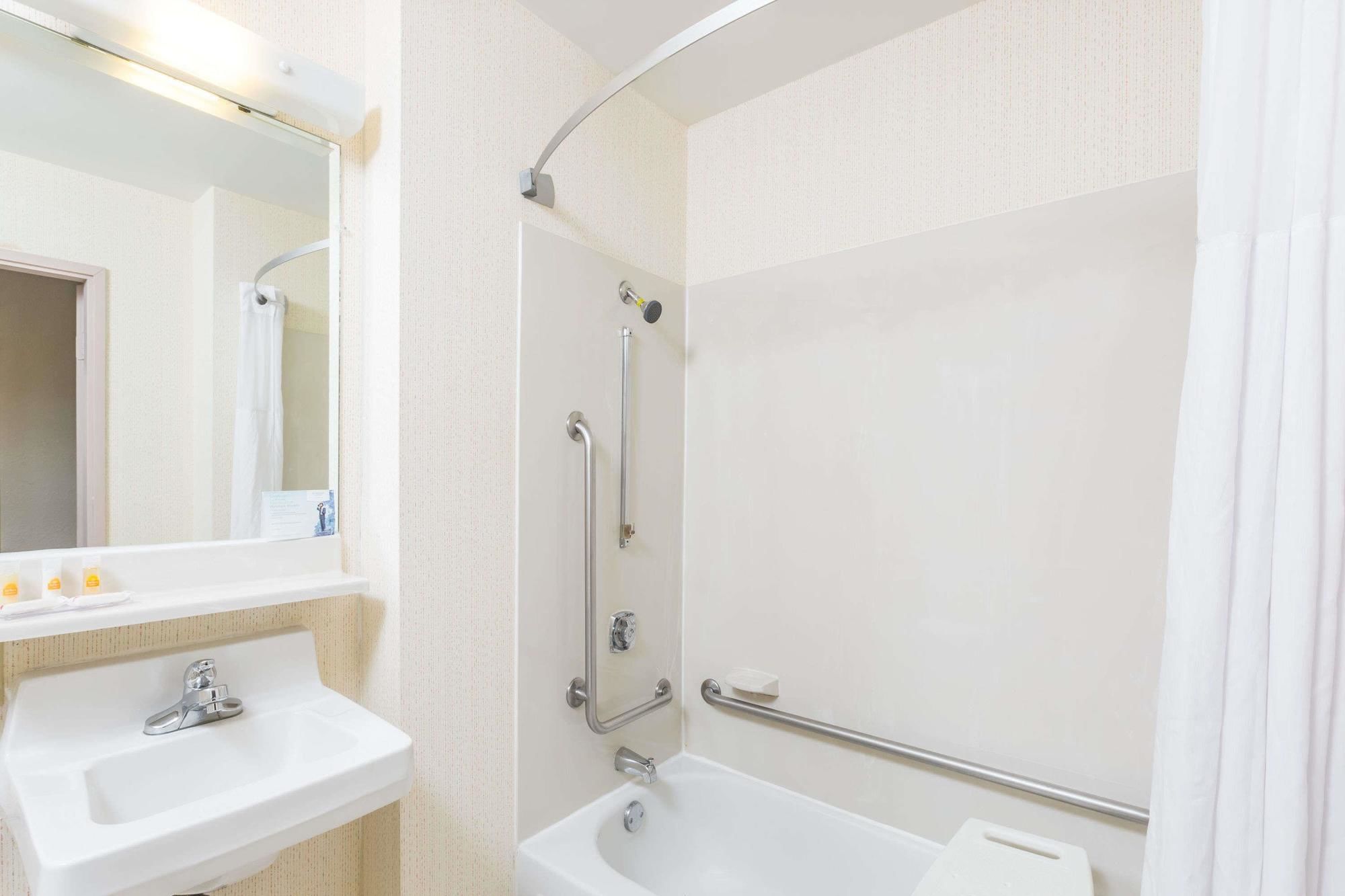 Фото Days Inn by Wyndham West Des Moines Clive