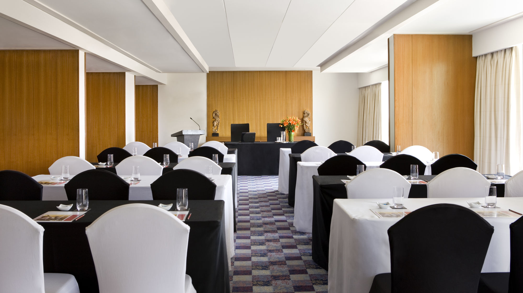 Фото Courtyard Hyderabad by Marriott