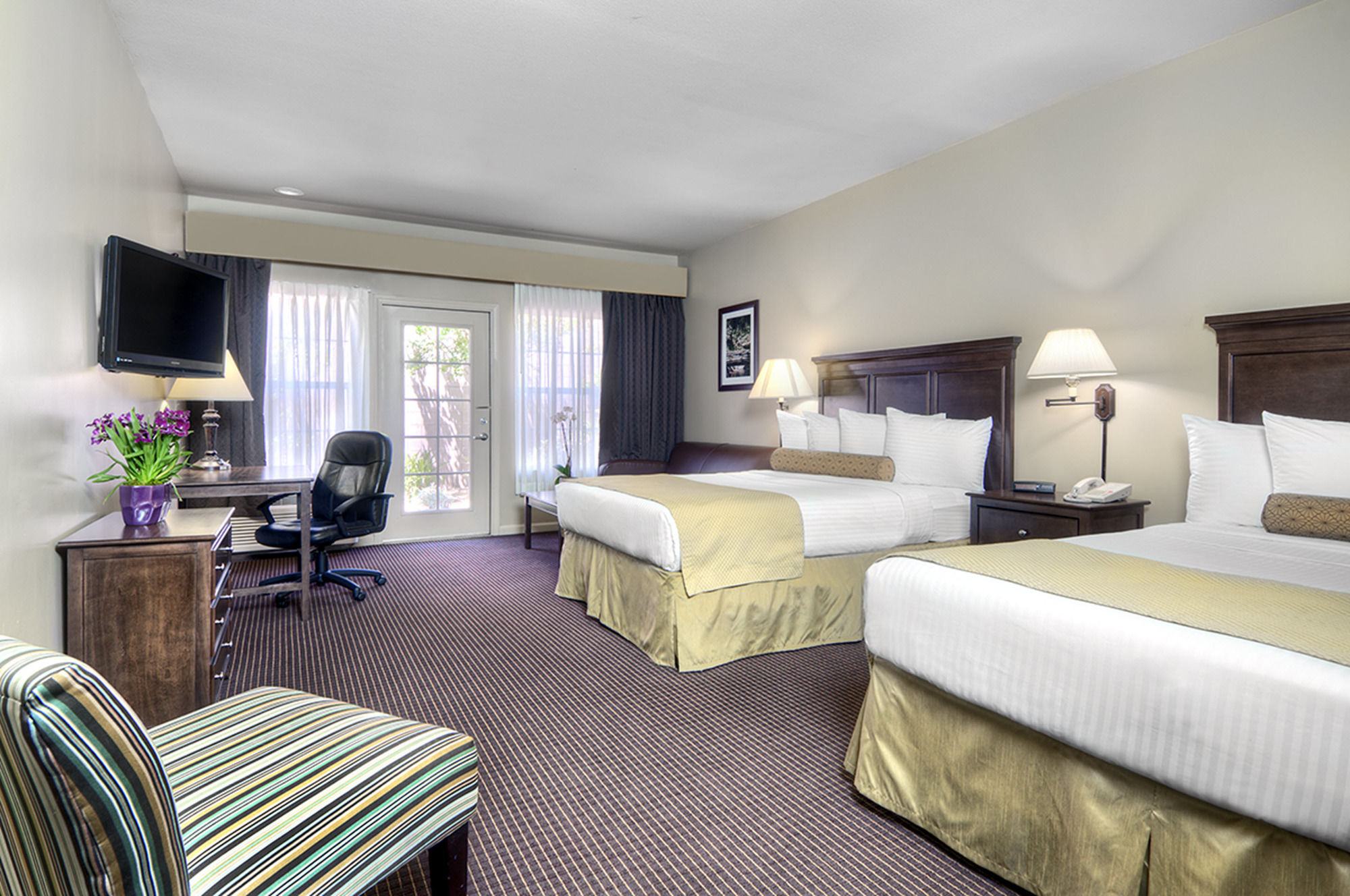 Фото University Park Inn & Suites