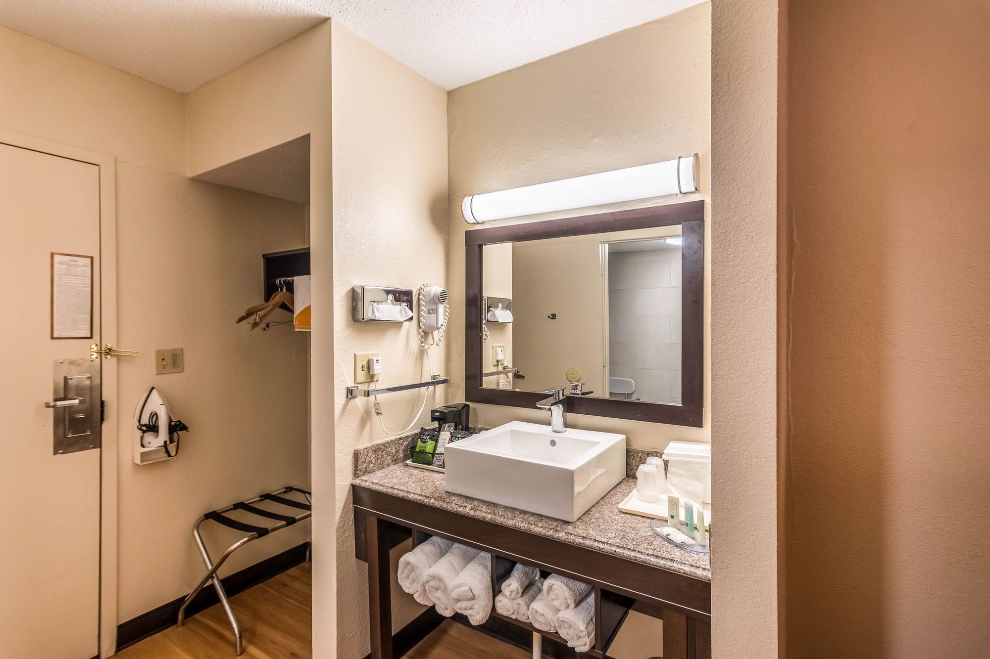 Фото Colby Inn and Suites