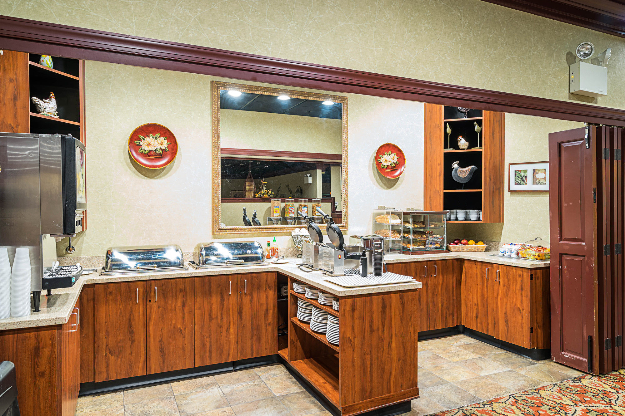 Фото Red Roof Inn & Suites Wilmington - New Castle