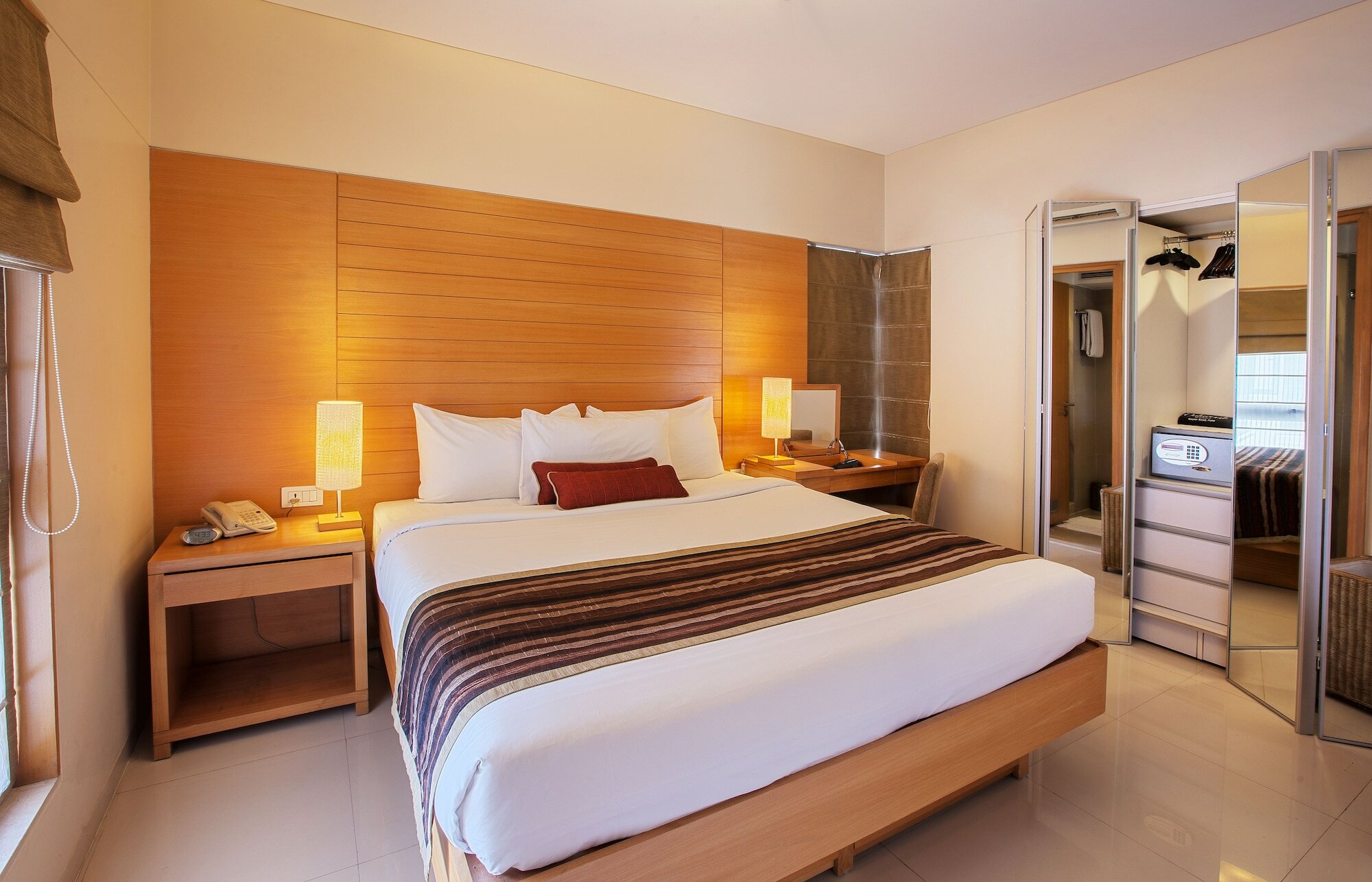 Фото Oakwood Residence Naylor Road Pune