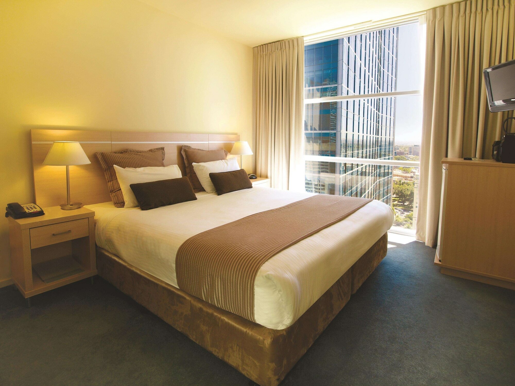 Фото Oaks Melbourne on Lonsdale Suites