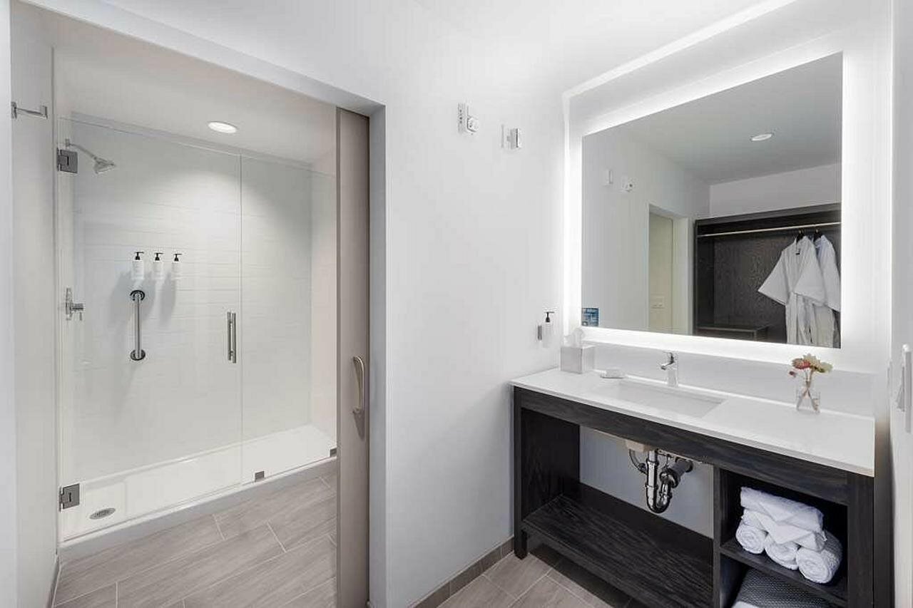 Фото Holman Riverfront Park Hotel Salem, Tapestry by Hilton