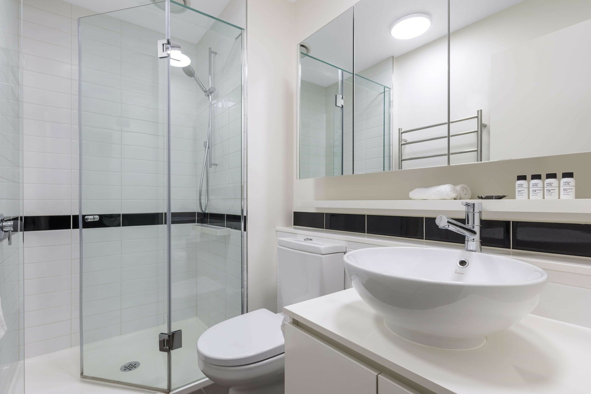 Фото Oaks Melbourne on William Suites