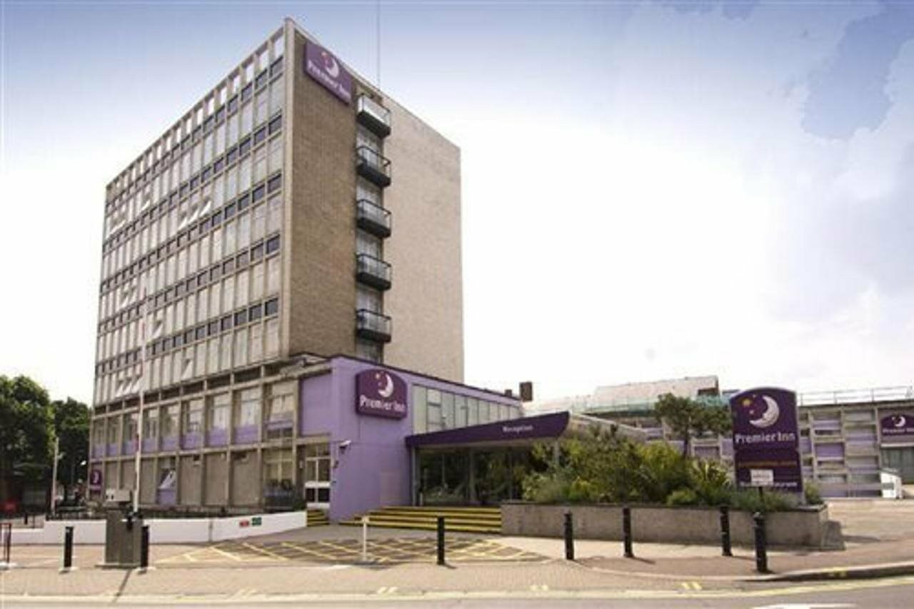 Фото Premier Inn London Putney Bridge