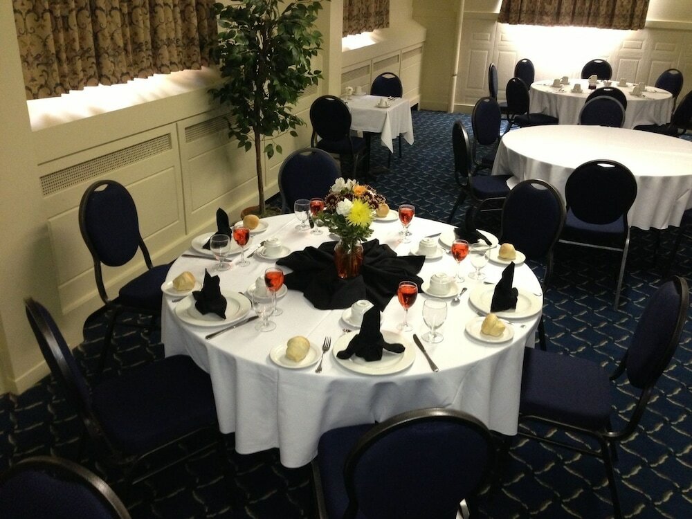 Фото Slemon Park Hotel & Conference Centre