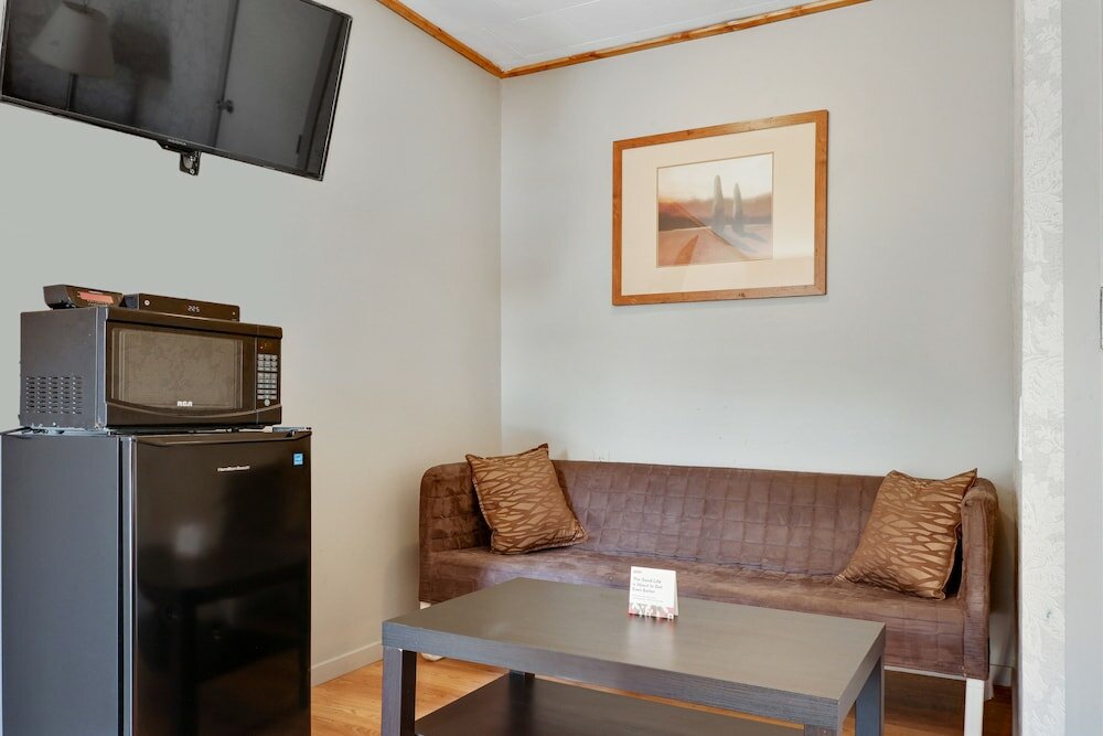 Фото Hotel Bethel - Fort MacLeod, Ab