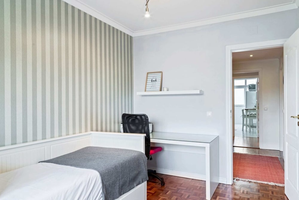 Фото Large Contemporary 3 Bedroom Apartment