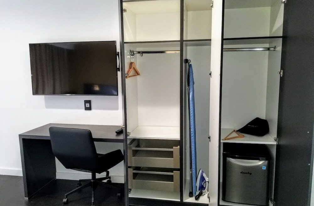 Фото Glen Capri Inn & Suites - Burbank Universal