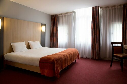 Гостиница Inter-hotel Chinon Le Lion d'Or в Шиноне