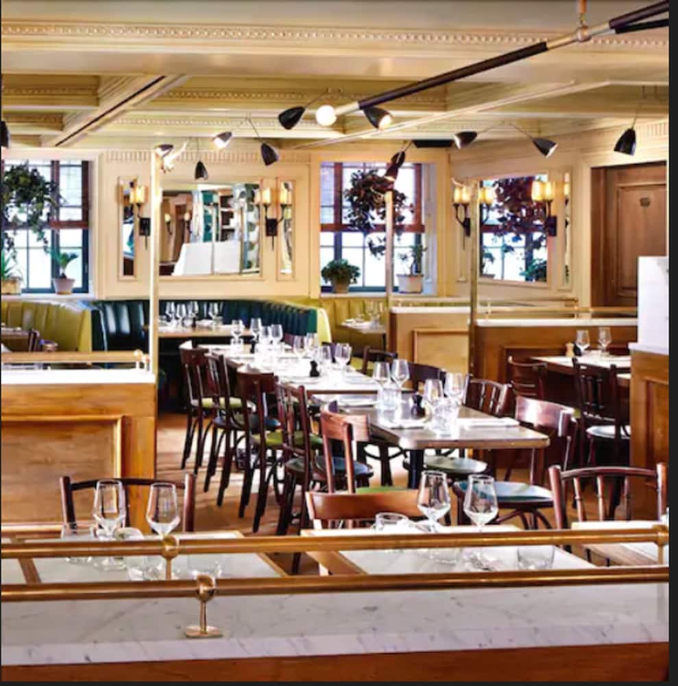 Фото The Marlton Hotel