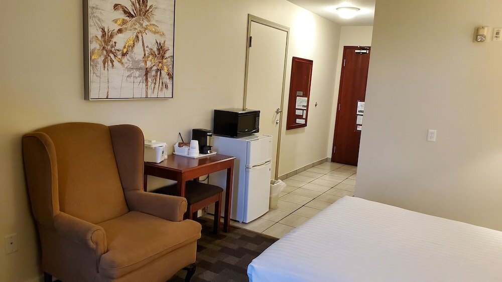 Фото Travelodge by Wyndham Stony Plain