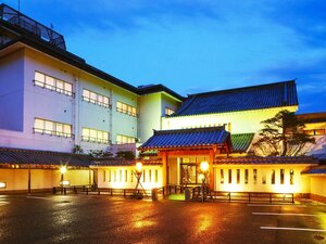 Гостиница Hotel Hoho A hotel overlooking the Echigo Plain and the Yahiko mountain range