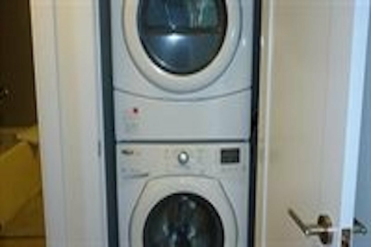 Фото E. S. i Furnished Suites at the Acc