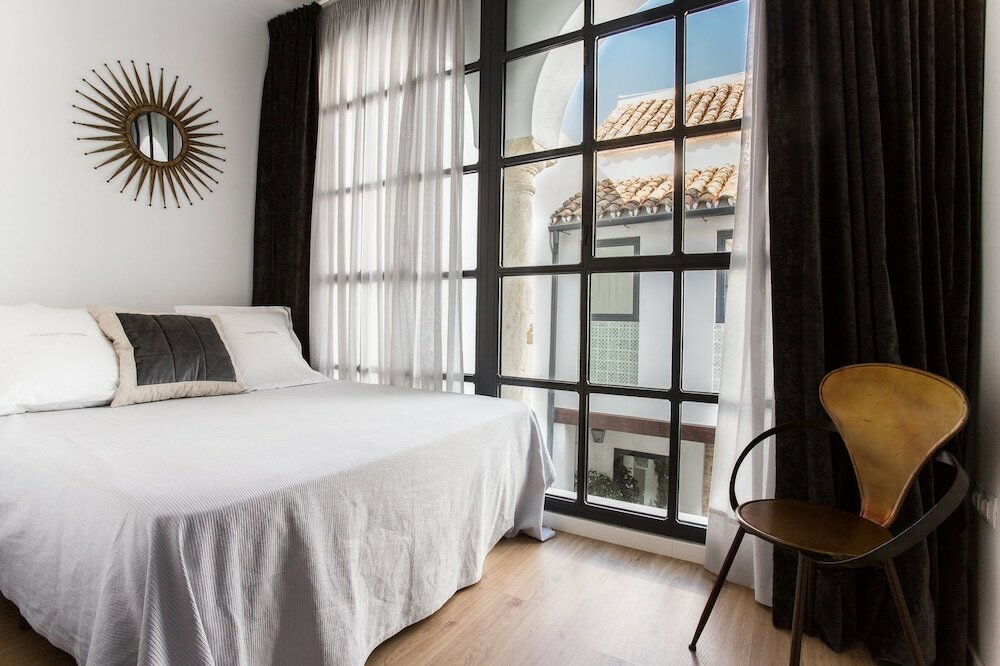 Фото Apartamentos Los Patios de la Judería