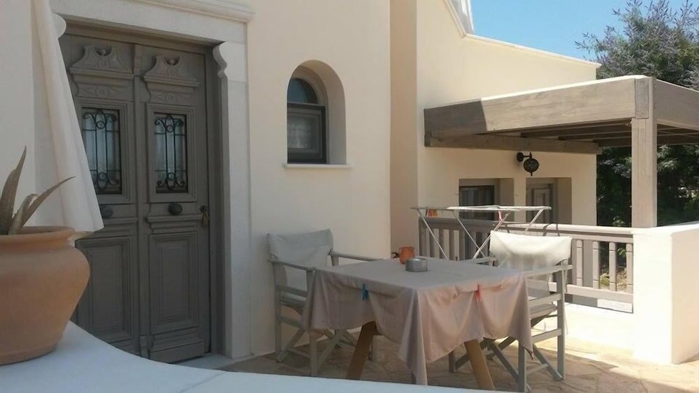 Фото Athina Studios & Suites