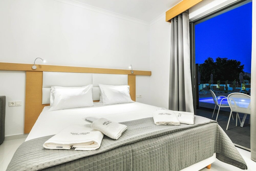 Фото White Canvas Boutique Studios