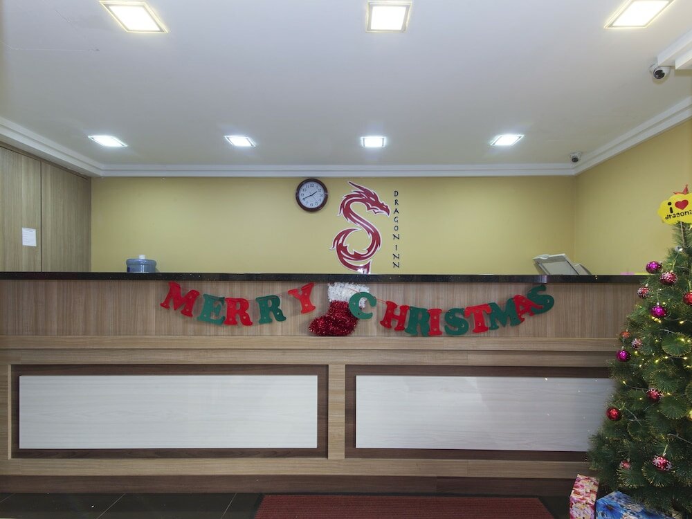 Фото Oyo 615 Dragon Inn Premium Hotel