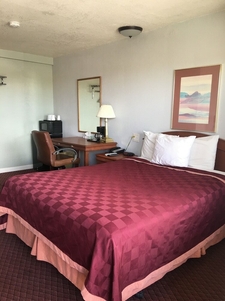 Фото Country Manor Motel Watkins