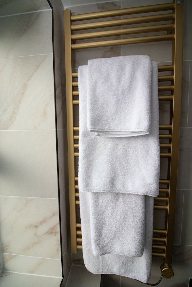 Фото Three Falcons Hotel