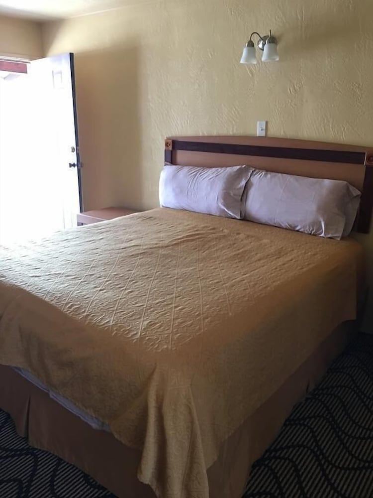 Фото Sky Ranch Inn