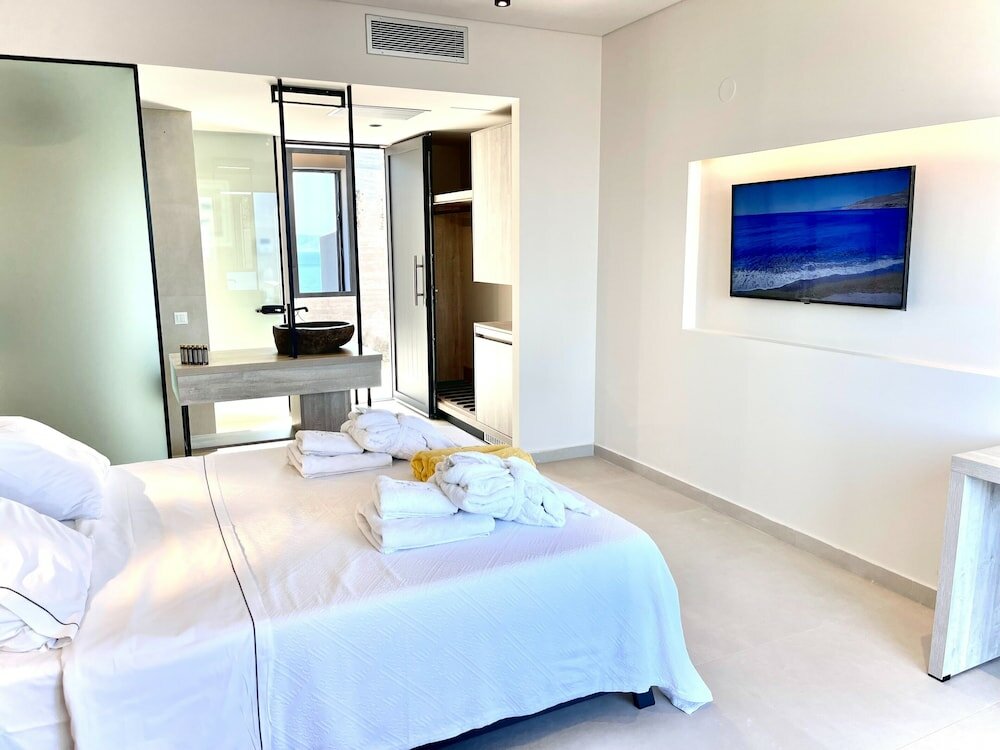 Фото Eleia Seafront Rooms & Villas