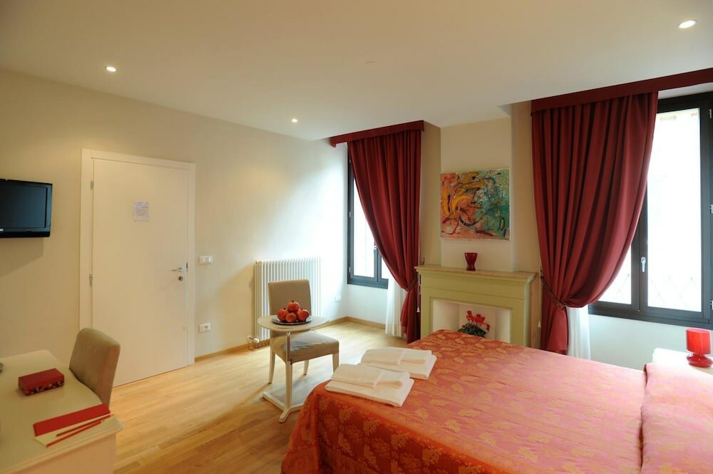 Фото Honey Rooms Ferrara