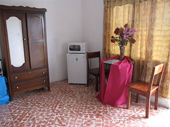 Фото Bachelor Inn Hotel